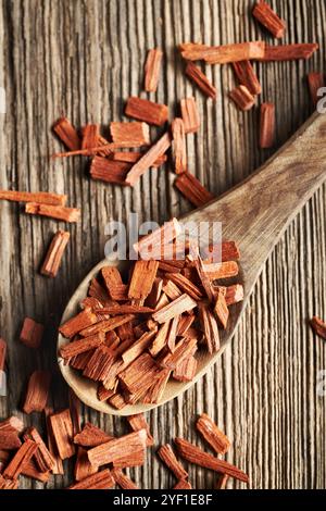 Morceaux de bois de santal rouge sur une cuillère en bois, vue de dessus Banque D'Images