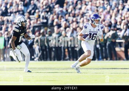 West Lafayette, Indiana, États-Unis. 02 novembre 2024. Frank Covey IV (16 ans), receveur du Nord-Ouest, court avec le ballon après la capture lors d'un match de football de la NCAA entre les Northwestern Wildcats et les Purdue Boilermakers au Ross-Ade Stadium à West Lafayette, Indiana. John Mersits/CSM/Alamy Live News Banque D'Images