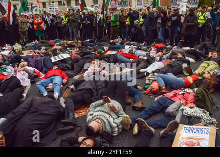 Londres, Royaume-Uni. 02 novembre 2024. Les manifestants organisent un « die-in » devant Downing Street pour commémorer les Palestiniens tués par les forces israéliennes lors d'une manifestation de solidarité avec la Palestine et le Liban, appelant à la fin des attaques israéliennes. Crédit : SOPA images Limited/Alamy Live News Banque D'Images