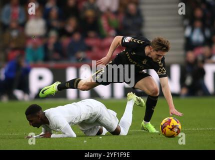 Jack Rudoni de Coventry City blâme Isaiah Jones de Middlesbrough lors du Sky Bet Championship match entre Middlesbrough et Coventry City au Riverside Stadium, Middlesbrough le samedi 2 novembre 2024. (Photo : Michael Driver | mi News) crédit : MI News & Sport /Alamy Live News Banque D'Images