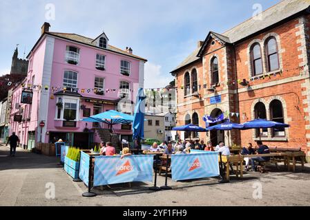 Dîner en plein air et boire sur le quai à Fowey, Cornouailles. Banque D'Images