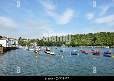 Yachts amarrés sur la rivière Fowey près des bureaux du conseil d'administration du port de Fowey. Banque D'Images