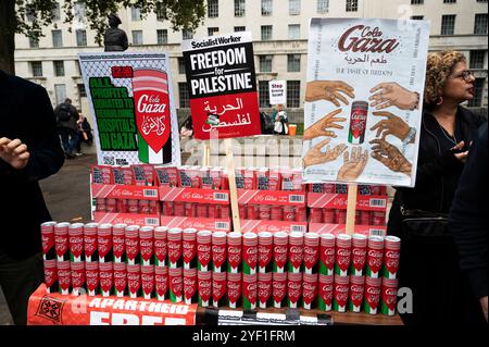 Le 2 novembre 2024, des milliers de personnes se sont réunies à Whitehall pour marcher vers l’ambassade américaine en soutien à la Palestine, exigeant un cessez-le-feu et la fin Banque D'Images