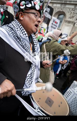 Le 2 novembre 2024, des milliers de personnes se sont réunies à Whitehall pour marcher vers l’ambassade américaine en soutien à la Palestine, exigeant un cessez-le-feu et la fin Banque D'Images