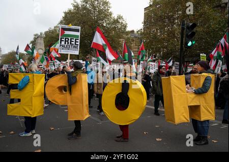 Le 2 novembre 2024, des milliers de personnes se sont réunies à Whitehall pour marcher vers l’ambassade américaine en soutien à la Palestine, exigeant un cessez-le-feu et la fin Banque D'Images