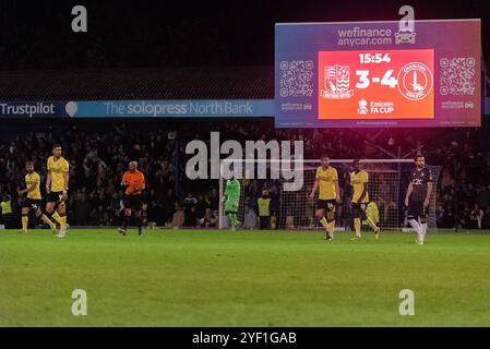 Roots Hall, Southend on Sea, Essex, Royaume-Uni. 2 novembre 2024. L'équipe de la Ligue nationale Southend Utd accueillera League One Side Charlton Athletic dans le premier tour de la FA Cup alors que leur saison sous de nouveaux propriétaires se poursuit. Le match a terminé 4-3 contre Charlton après un temps supplémentaire. Tableau de bord Banque D'Images