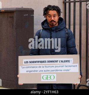 Paris, France. 2 novembre 2024. Rassemblement anti-fourrure par le collectif SIPE demandant l'adoption d'une politique anti-fourrure dans toutes les entreprises du groupe Galeries Lafayette le 2 novembre 2024 à Paris. Crédit : Bernard Menigault/Alamy Live News Banque D'Images