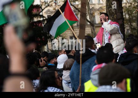 Berlin, Allemagne. 02 novembre 2024. De nombreuses personnes participent à une manifestation pro-palestinienne. Plusieurs centaines de personnes ont manifesté leur solidarité avec la Palestine. Entre autres choses, ils ont exigé la fin de la fourniture d'armes à Israël et la fin de la guerre dans la bande de Gaza. Crédit : Christophe Gateau/dpa/Alamy Live News Banque D'Images