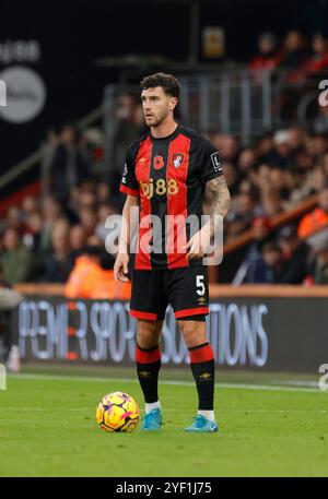 Vitality Stadium, Boscombe, Dorset, Royaume-Uni. 2 novembre 2024. Premier League Football, AFC Bournemouth contre Manchester City ; Senesi of Bournemouth crédit : action plus Sports/Alamy Live News Banque D'Images