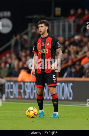 Vitality Stadium, Boscombe, Dorset, Royaume-Uni. 2 novembre 2024. Premier League Football, AFC Bournemouth contre Manchester City ; Senesi of Bournemouth crédit : action plus Sports/Alamy Live News Banque D'Images