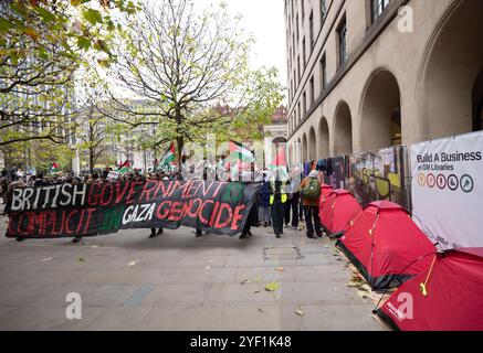 Les manifestants pro-palestiniens se rassemblent à Manchester pour protester, le 2 novembre, à l'occasion de l'anniversaire de la déclaration Balfour de 1917. Les manifestants ont défilé de la place Saint-Pierre devant des tentes pour les sans-abri devant le bâtiment de la bibliothèque de Manchester et à travers le centre-ville. Le groupe boycott Discestment and sanctions (BDS) a tenu de grosses lettres pendant le mois de mars et à l'extérieur de la succursale de Barclays Bank et des Manchester courts. Manchester UK photo : garyroberts/worldwidefeature.som Banque D'Images