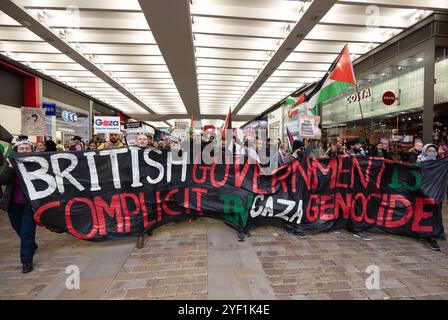 Les manifestants pro-palestiniens se rassemblent à Manchester pour protester, le 2 novembre, à l'occasion de l'anniversaire de la déclaration Balfour de 1917. Les manifestants ont défilé de la place Saint-Pierre devant des tentes pour les sans-abri devant le bâtiment de la bibliothèque de Manchester et à travers le centre-ville. Le groupe boycott Discestment and sanctions (BDS) a tenu de grosses lettres pendant le mois de mars et à l'extérieur de la succursale de Barclays Bank et des Manchester courts. Manchester UK photo : garyroberts/worldwidefeature.som Banque D'Images