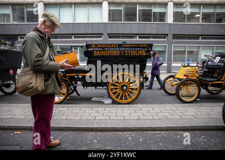 Londres, Royaume-Uni, 2 novembre 2024 des milliers de passionnés de moteur assistent au spectacle inaugural de St James’s Motoring qui s’est tenu au Pall Mall, au centre de Londres. Organisé par le Royal automobile Club comme successeur du concours international St James, ce nouvel événement vise à devenir le plus grand et le plus prestigieux rassemblement de véhicules automobiles vétérans et classiques. Le conseil municipal de Westminster donnant la permission de fermer des routes à St James’s et dans les environs, des milliers de personnes devraient assister à cet événement d’une journée. Crédit : James Willoughby/ALAMY Live News Banque D'Images