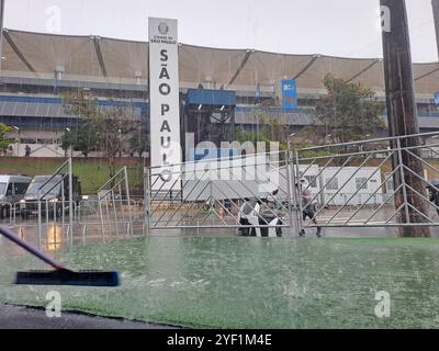 Sao Paulo, Brésil. 02 novembre 2024. Sport automobile : Championnat du monde de formule 1, Grand Prix du Brésil, course de sprint. La pluie tombe sur la piste de course. Crédit : Jens Marx/dpa/Alamy Live News Banque D'Images