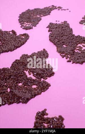 Texture d'un pudding de chia enduit sur un fond rose Banque D'Images