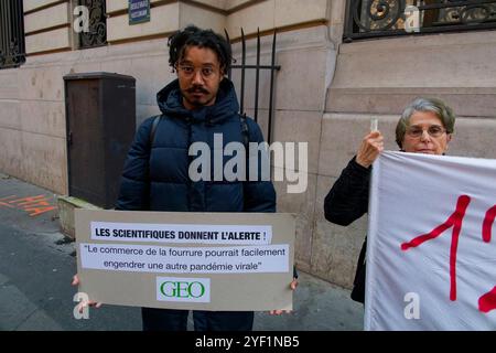 Paris, France. 2 novembre 2024. Manifestation anti-fourrure par le collectif SIPE devant les magasins des Galeries Lafayette le 2 novembre 2024 à Paris, France. CRED Banque D'Images