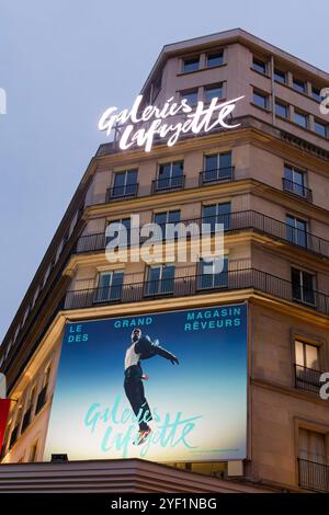 Paris, France. 2 novembre 2024. Publicité sur la façade des magasins Galeries Lafayette le 2 novembre 2024 à Paris, France. Banque D'Images