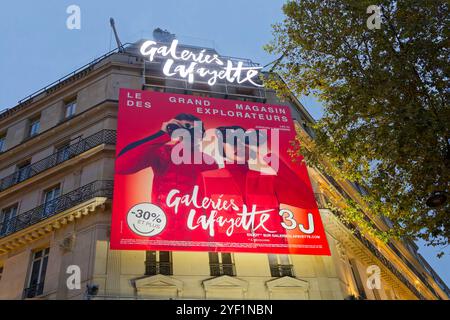 Paris, France. 2 novembre 2024. Publicité sur la façade des magasins Galeries Lafayette le 2 novembre 2024 à Paris, France. Banque D'Images