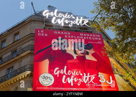 Paris, France. 2 novembre 2024. Publicité sur la façade des magasins Galeries Lafayette le 2 novembre 2024 à Paris, France. Banque D'Images