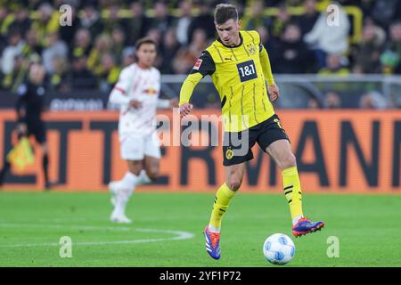 Allemagne. 02 novembre 2024. Fussball 1. Bundesliga 9. Spieltag Borussia Dortmund - RB Leipzig AM 02.11.2024 im signal Iduna Park in Dortmund Pascal Gross ( Dortmund ) la réglementation du LDF interdit toute utilisation de photographies comme séquences d'images et/ou quasi-vidéo. Foto : Revierfoto crédit : ddp Media GmbH/Alamy Live News Banque D'Images