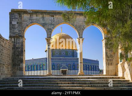 Le Dôme de Rocher sur le Mont du Temple, Jérusalem, Israël. C'est un sanctuaire islamique situé dans la vieille ville de Jérusalem. Banque D'Images