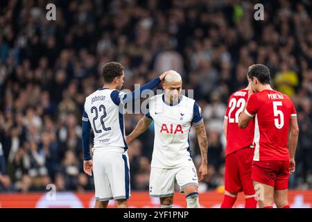 Londres, Angleterre. 24 octobre 2024. Richarlison (9 ans) de Tottenham Hotspur vu avec Brennan Johnson (22 ans) lors du match de l'UEFA Europa League entre Tottenham Hotspur et l'AZ Alkmaar au Tottenham Hotspur Stadium à Londres. Banque D'Images