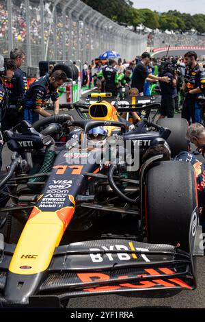 Sao Paulo, Brésil. 02 novembre 2024. SAO PAULO, BRÉSIL - 02 NOVEMBRE : Sergio Perez du Mexique dans son (11) Oracle Red Bull Racing RB20 avant la course de sprint du Grand Prix du Brésil FIA ​​Formula 1 à Autódromo José Carlos Pace le 02 novembre 2024 à Interlagos, Sao Paulo, Brésil. (Rodolfo Buhrer /SPP) crédit : photo de presse sportive SPP. /Alamy Live News Banque D'Images