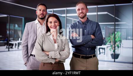 Groupe diversifié d'employés. Des cadres heureux Banque D'Images