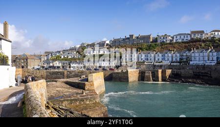 Port extérieur et entrée du port intérieur de Porthleven à Porthleven, Cornouailles, Royaume-Uni, le 22 octobre 2024 Banque D'Images