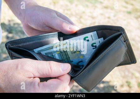 Chef de file arrière partmone avec de l'argent dans les mains. Billets en euros dans le portefeuille pour le concept de commerce. Banque D'Images