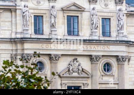 Vue lointaine du bâtiment abritant la Cour de cassation, la plus haute juridiction du système judiciaire français, Paris, France Banque D'Images