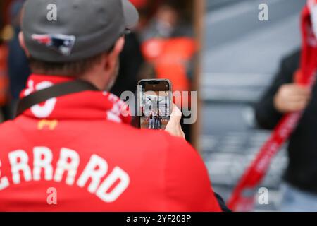 Liverpool, Royaume-Uni. 02 novembre 2024. Les fans prennent des photos sur leurs téléphones portables en dehors du sol. Premier League match, Liverpool v Brighton & Hove Albion à Anfield à Liverpool le samedi 2 novembre 2024. Cette image ne peut être utilisée qu'à des fins éditoriales. Usage éditorial exclusif. photo par Chris Stading/Andrew Orchard photographie sportive/Alamy Live News crédit : Andrew Orchard photographie sportive/Alamy Live News Banque D'Images