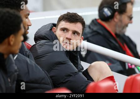 Liverpool, Royaume-Uni. 02 novembre 2024. Andrew Robertson de Liverpool regarde depuis le banc. Premier League match, Liverpool v Brighton & Hove Albion à Anfield à Liverpool le samedi 2 novembre 2024. Cette image ne peut être utilisée qu'à des fins éditoriales. Usage éditorial exclusif. photo par Chris Stading/Andrew Orchard photographie sportive/Alamy Live News crédit : Andrew Orchard photographie sportive/Alamy Live News Banque D'Images