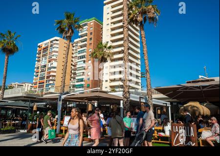 Malaga, Espagne, foule de gens, touristes, marche, scènes de rue, marché local, tours d'immeubles d'appartements Banque D'Images