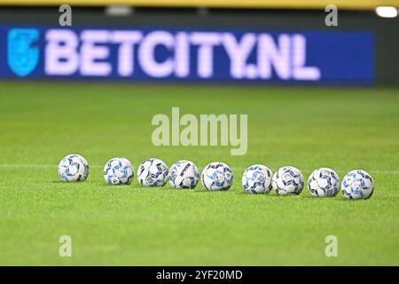 Sittard, pays-Bas. 02 novembre 2024. SITTARD, 02-11-2024, Fortuna Sittard Stadium, Eredivisie néerlandaise, saison de football 2024/2025. Fortuna Sittard - SC Heerenveen. Ballons de football avant le match Fortuna Sittard - Heerenveen. Crédit : Pro Shots/Alamy Live News Banque D'Images