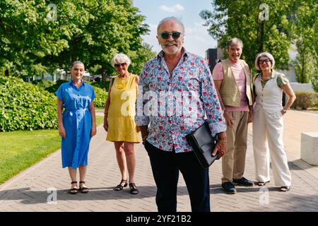 Groupe d'amis seniors se réunissant à l'extérieur dans la ville et s'amusant - vieilles personnes joyeuses se liant ensemble, concepts sur les personnes âgées, qualité de vie et Banque D'Images