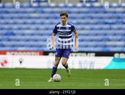 2 novembre 2024 ; Select car Leasing Stadium, Reading, Berkshire, Angleterre ; FA Cup First Round Football, Tyler Bindon de Reading sur le ballon Banque D'Images