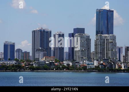 Hanoi, Vietnam - 16 juillet 2023 : vue panoramique sur les gratte-ciel de Hanoi, capitale du Vietnam. Le lac de l'Ouest, également connu sous le nom de lac Ho Tay, est vu dans le fond. Banque D'Images