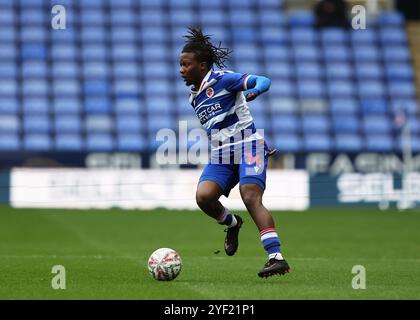 2 novembre 2024 ; Select car Leasing Stadium, Reading, Berkshire, Angleterre ; FA Cup First Round Football, Tivonge Rushesha de Reading sur le ballon Banque D'Images