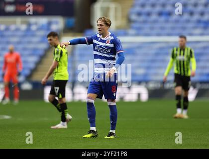 2 novembre 2024 ; Select car Leasing Stadium, Reading, Berkshire, Angleterre ; FA Cup First Round Football, Reading versus Fleetwood Town ; Charlie Savage de Reading Banque D'Images