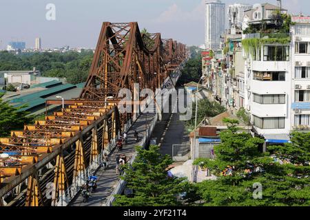 Hanoi, Vietnam - 14 juillet 2023 : les motards traversent le pont de Cau long bien, de l'autre côté de la rivière Rouge, qui relie deux quartiers de la capitale du Vietnam. Banque D'Images