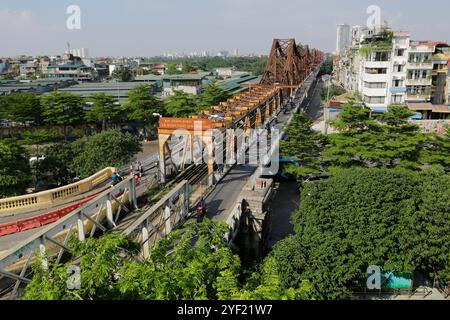 Hanoi, Vietnam - 14 juillet 2023 : les motards traversent le pont de Cau long bien, à travers la rivière Rouge, qui relie deux quartiers de la capitale du Vietnam. Banque D'Images