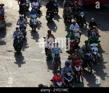 Hanoi, Vietnam - 10 juillet 2023 : les motards traversent la place Dong Kinh Nghia Thuc, une zone touristique animée de la capitale du Vietnam. Banque D'Images