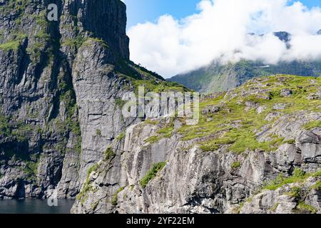 Falaises dans A, Norvège petit village de pêcheurs dans les îles Lofoten Banque D'Images