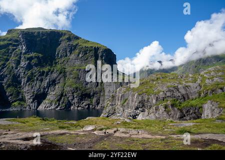 Falaises dans A, Norvège petit village de pêcheurs dans les îles Lofoten Banque D'Images