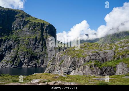 Falaises dans A, Norvège petit village de pêcheurs dans les îles Lofoten Banque D'Images