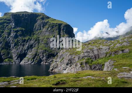 Falaises dans A, Norvège petit village de pêcheurs dans les îles Lofoten Banque D'Images