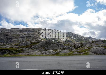 Rochers en Norvège à la douane de Bjornfjell à la frontière de la Norvège et de la Suède Banque D'Images