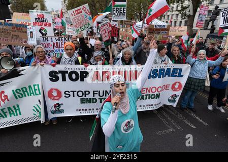 Londres, Royaume-Uni. 2 novembre 2024. Les agents de santé pour la Palestine se joignent à des dizaines de milliers de partisans palestiniens qui organisent la 21e Marche nationale pour la Palestine depuis qu’Israël a lancé des guerres contre Gaza, la Cisjordanie occupée et le Liban à la suite d’une attaque par des militants du Hamas. Organisée par la Palestine Solidarity Campaign, Stop the War Coalition, les amis d'Al-Aqsa et l'Association musulmane de Grande-Bretagne, la manifestation s'est ralliée à Whitehall avant de marcher vers l'ambassade des États-Unis pour appeler à un cessez-le-feu immédiat et à la fin du soutien britannique et américain et des ventes d'armes à Israël. Crédit : Ron Fassbender/Alamy Live News Banque D'Images