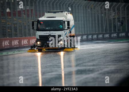 Camion sur piste, piste, pluie, pluie, lors de la formule 1 Grande Premio de Sao Paulo 2024, 21ème manche du Championnat du monde de formule 1 2024 du 1er au 3 novembre 2024 sur le circuit Interlagos, à Sao Paulo, Brésil - photo Xavi Bonilla/DPPI crédit : DPPI Media/Alamy Live News Banque D'Images